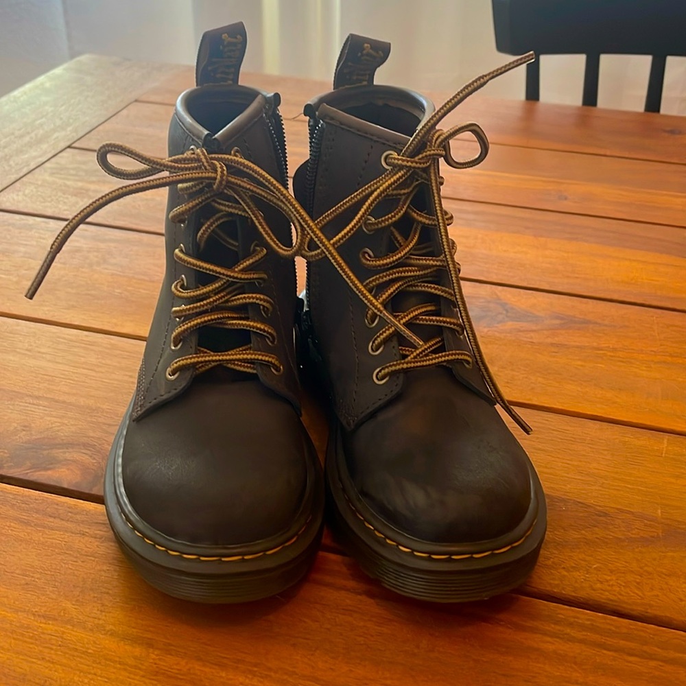 1460 CRAZY HORSE LEATHER LACE UP BOOTS